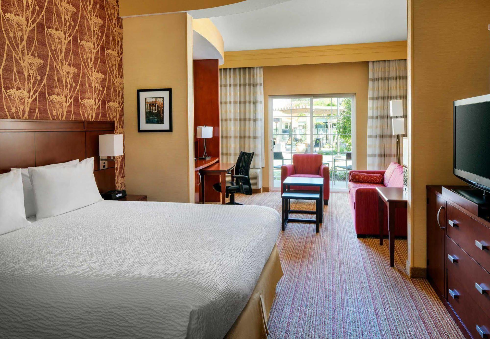 Courtyard By Marriott Santa Barbara Goleta Hotel Exterior foto